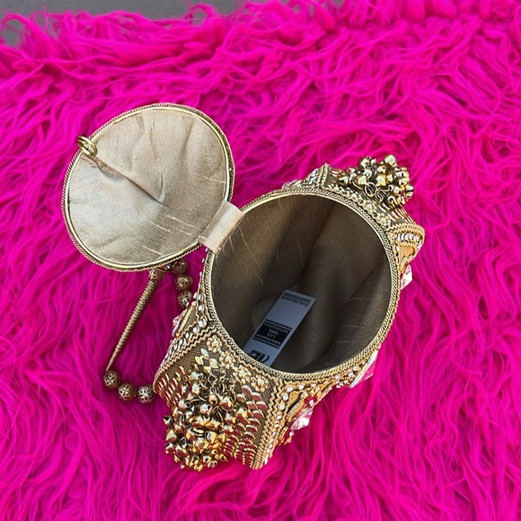 Gold metal/tin like small clutch. - Picture 5 of 8